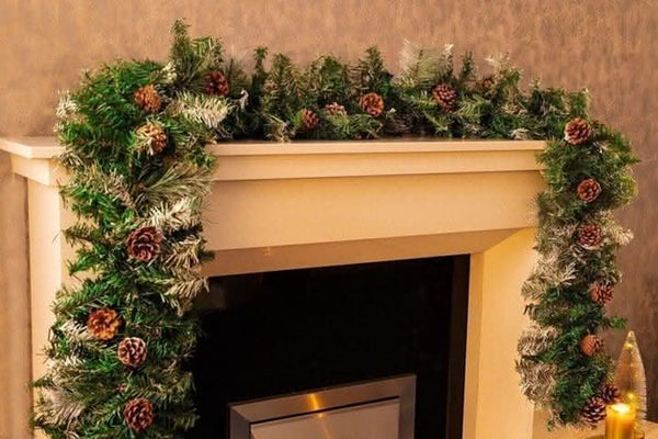 luxurious-christmas-garland-decor-acorns-and-snow