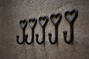 vintage-style-heart-shaped-iron-coat-hooks-set-of-5