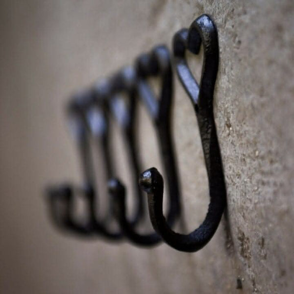 vintage-style-heart-shaped-iron-coat-hooks-set-of-5