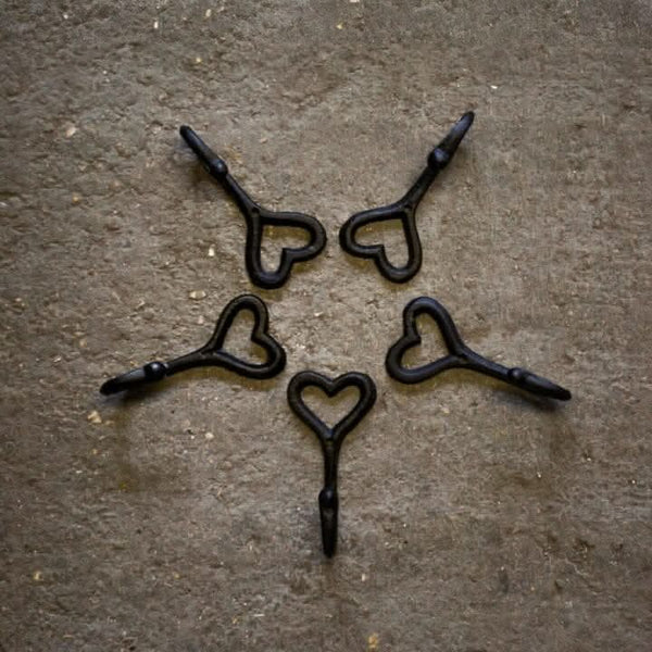 vintage-style-heart-shaped-iron-coat-hooks-set-of-5