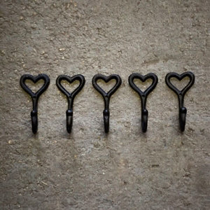 vintage-style-heart-shaped-iron-coat-hooks-set-of-5